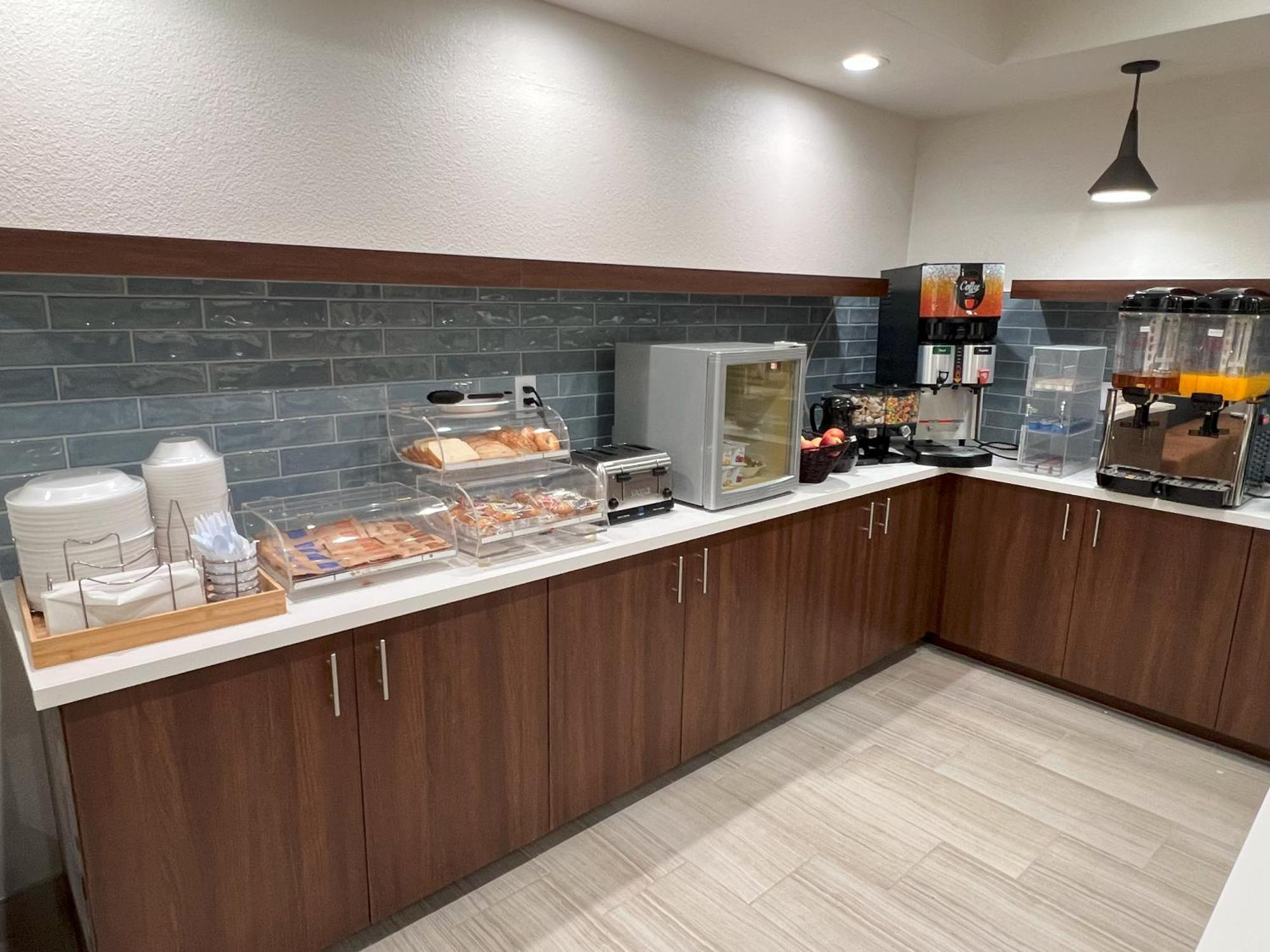 Clarion Pointe Hotel Archdale Bagian luar foto