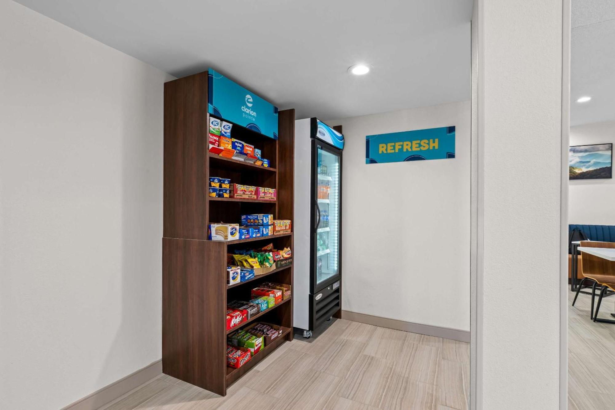 Clarion Pointe Hotel Archdale Bagian luar foto