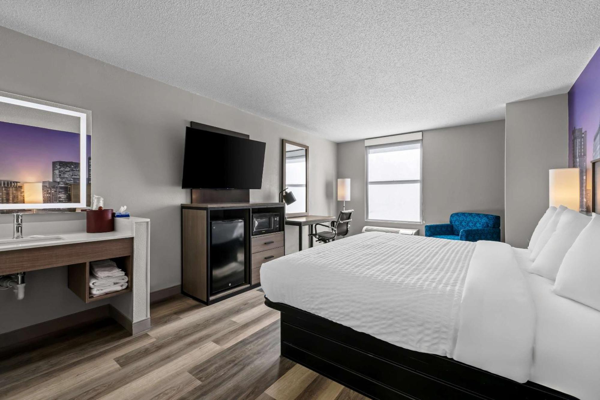 Clarion Pointe Hotel Archdale Bagian luar foto