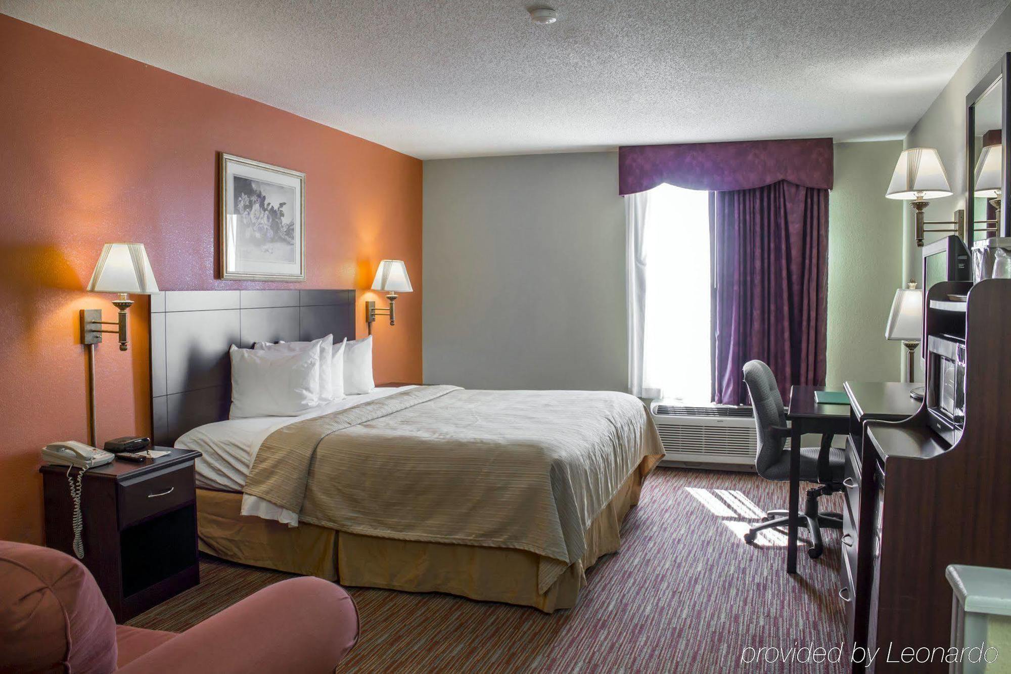 Clarion Pointe Hotel Archdale Bagian luar foto